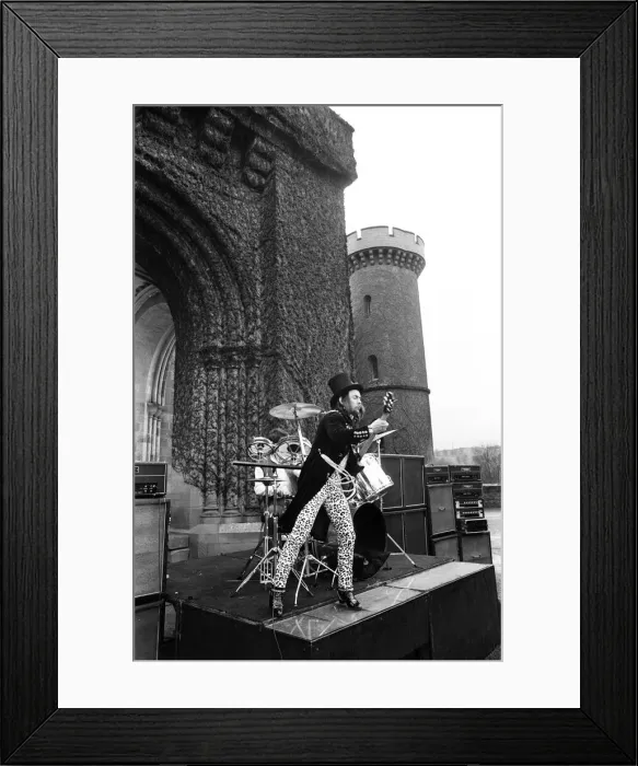 Framed Print : Dave Hill of Slade filming a new video at Eastnor Castle, near Ledbury. 26th January 1984 Framed Print : Dave Hill of Slade filming a new video at Eastnor Castle, near Ledbury. 26th January 1984