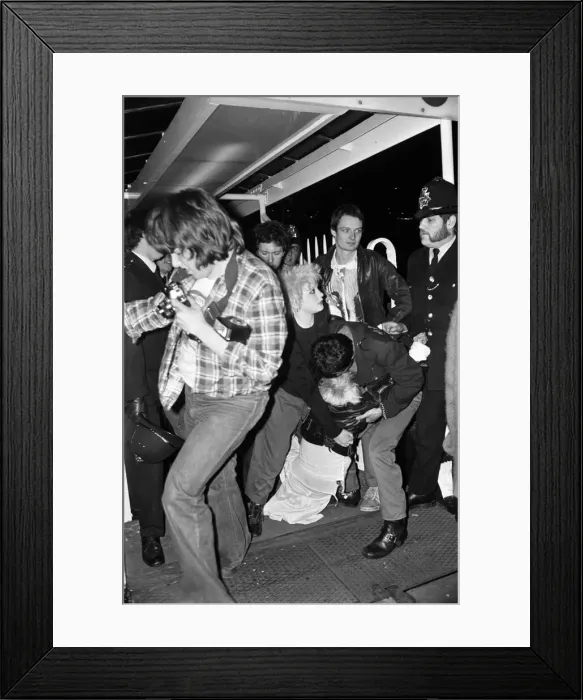 Framed Print : Sex Pistols Jubilee boat party on the Thames. Pictured, guests as they are taken away by