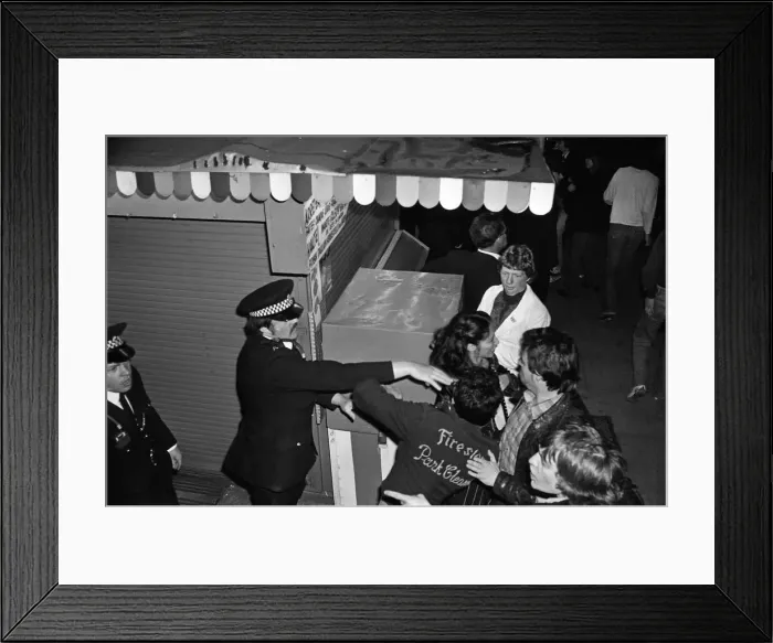 Framed Print : Sex Pistols Jubilee boat party on the Thames. Pictured, guests after the police forced