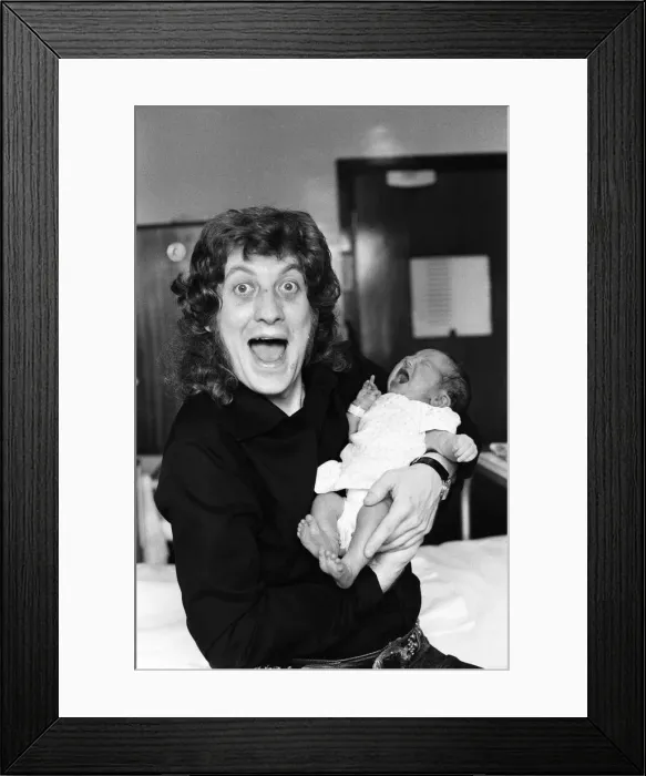 Framed Print : Noddy Holder with his baby daughter Jessica. 8th September 1978