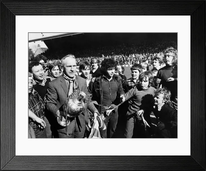 Framed Print : Liverpool manager Bill Shankly celebrates with the League Championship trophy as his side Framed Print : Liverpool manager Bill Shankly celebrates with the League Championship trophy as his side
