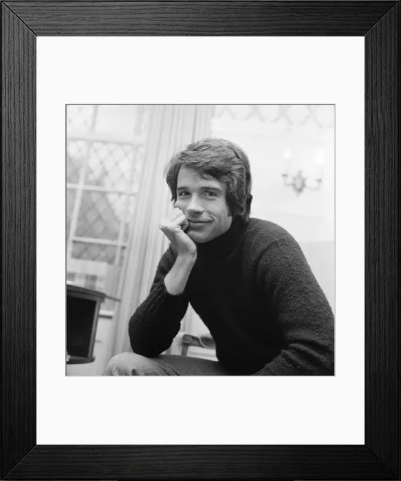 Framed Print : Warren Beatty, American actor, pictured in his London flat in South Audley Street Framed Print : Warren Beatty, American actor, pictured in his London flat in South Audley Street