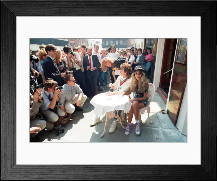 Framed Print : Bill Wyman and Mandy Smith at Sticky Fingers, Bills new restaurant in Kensington Framed Print : Bill Wyman and Mandy Smith at Sticky Fingers, Bills new restaurant in Kensington