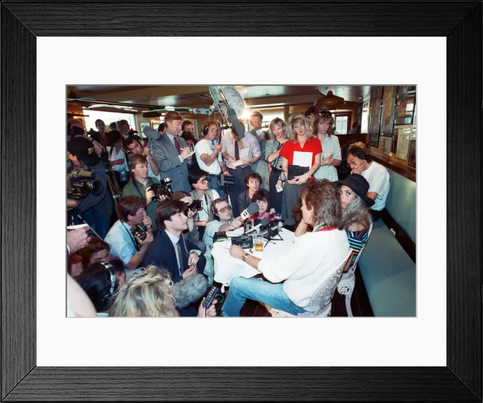 Framed Print : Bill Wyman and Mandy Smith at Sticky Fingers, Bills new restaurant in Kensington Framed Print : Bill Wyman and Mandy Smith at Sticky Fingers, Bills new restaurant in Kensington