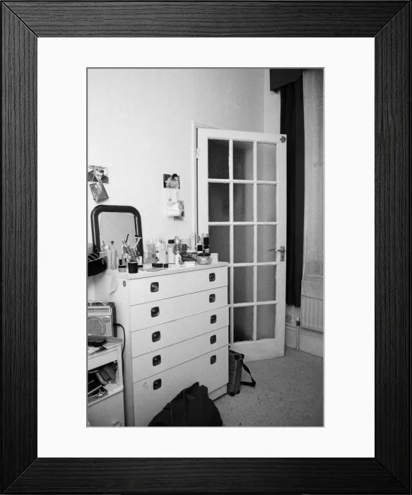 Framed Print : Interior views of accommodation in Clapham, London. 30th October 1986 Framed Print : Interior views of accommodation in Clapham, London. 30th October 1986