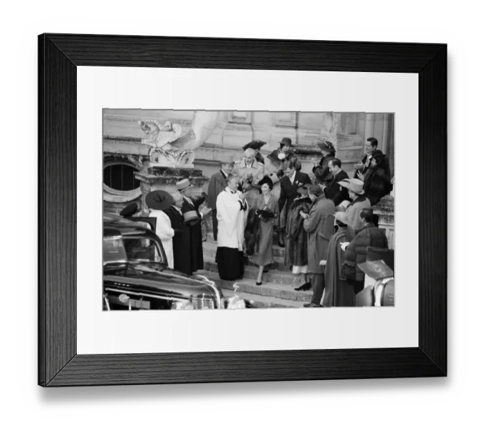 Framed Print : Anthony Andrews as King Edward VIII and Jane Seymour as Wallis Simpson on the set of