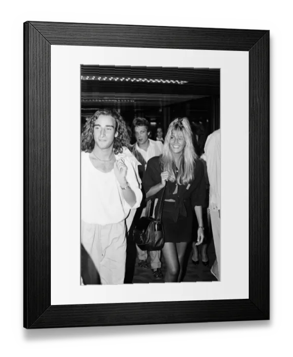 Framed Print : Mandy Smith at Gatwick Airport with her family and boyfriend Keith Daley