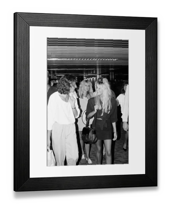 Framed Print : Mandy Smith at Gatwick Airport with her family and boyfriend Keith Daley