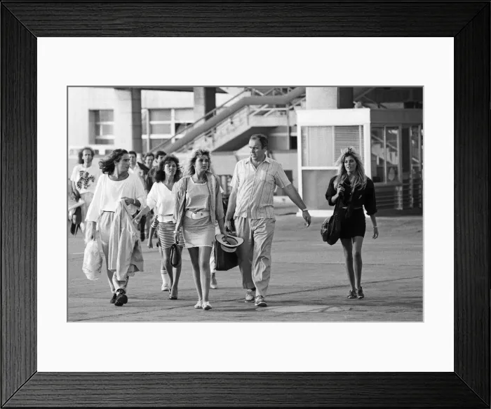 Framed Print : Mandy Smith at Gatwick Airport with her family including mother Patsy Smith