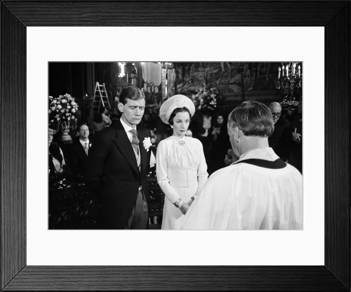 Framed Print : Anthony Andrews as King Edward VIII and Jane Seymour as Wallis Simpson on the set of Framed Print : Anthony Andrews as King Edward VIII and Jane Seymour as Wallis Simpson on the set of