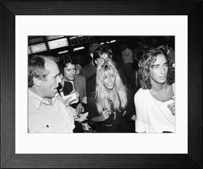 Framed Print : Mandy Smith at Gatwick Airport with her family and boyfriend Keith Daley