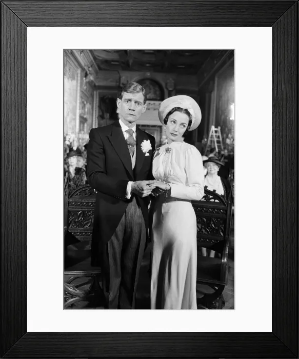 Framed Print : Anthony Andrews as King Edward VIII and Jane Seymour as Wallis Simpson on the set of