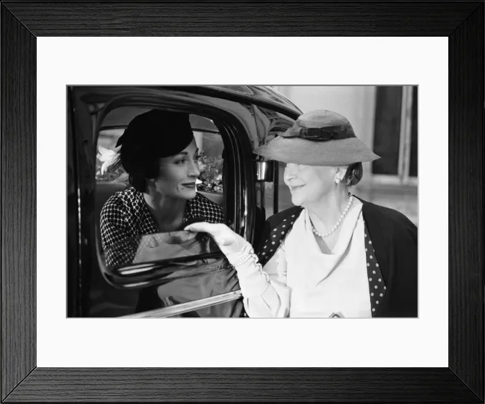 Framed Print : Olivia De Havilland and Jane Seymour as Wallis Simpson on the set of Framed Print : Olivia De Havilland and Jane Seymour as Wallis Simpson on the set of