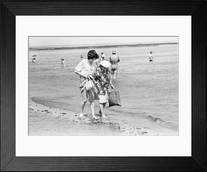 Framed Print : Summer Weather Beach Scenes, Teesside, August 1976 Framed Print : Summer Weather Beach Scenes, Teesside, August 1976