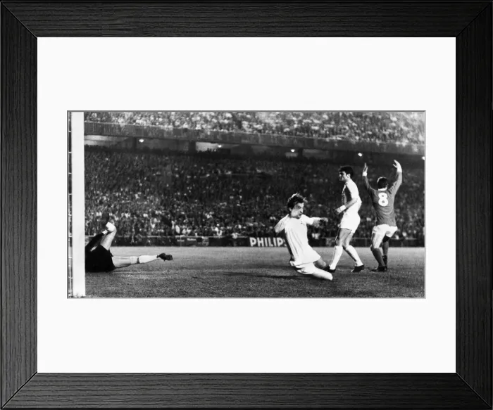 Framed Print : European Cup semi final Second Leg match at the Santiago Bernabeu Stadium, Madrid Framed Print : European Cup semi final Second Leg match at the Santiago Bernabeu Stadium, Madrid