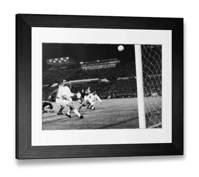 Framed Print : European Cup Quarter Final Second Leg match at the Estadio Da Luz, Lisbon