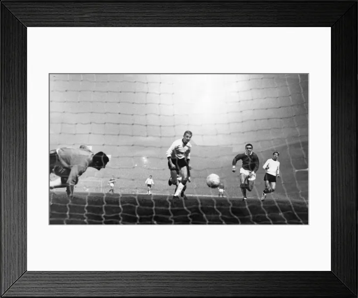 Framed Print : European Cup Second Round Second Leg match at Old Trafford Framed Print : European Cup Second Round Second Leg match at Old Trafford