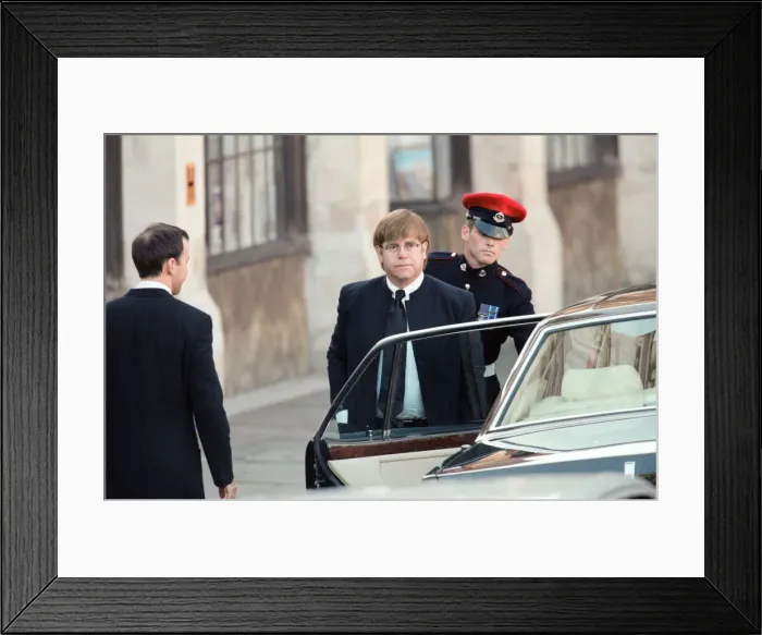 Framed Print : Elton John arriving at Princess Dianas funeral at Westminster Abbey Framed Print : Elton John arriving at Princess Dianas funeral at Westminster Abbey