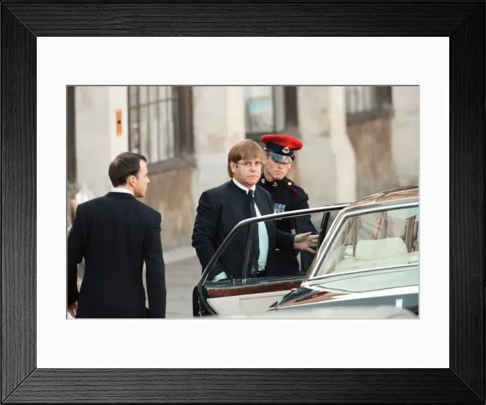 Framed Print : Elton John arriving at Princess Dianas funeral at Westminster Abbey Framed Print : Elton John arriving at Princess Dianas funeral at Westminster Abbey