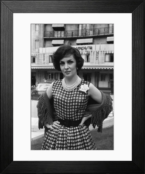 Framed Print : Gina Lollobrigida, Italian actress, poses for pictures outside the Dorchester Hotel Framed Print : Gina Lollobrigida, Italian actress, poses for pictures outside the Dorchester Hotel