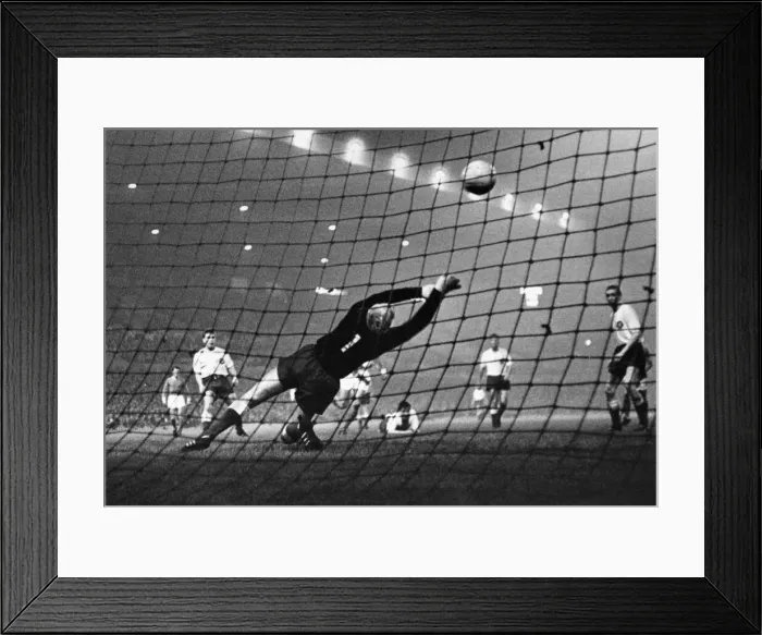 Framed Print : European Cup Preliminary Round Second Leg match at Old Trafford Framed Print : European Cup Preliminary Round Second Leg match at Old Trafford