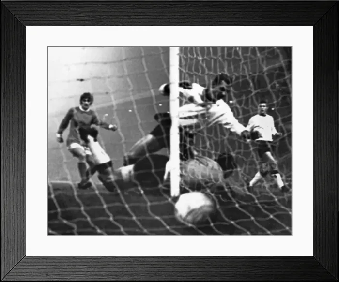 Framed Print : European Cup Second Round Second Leg match at Old Trafford Framed Print : European Cup Second Round Second Leg match at Old Trafford