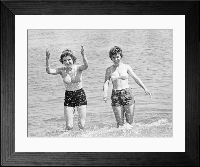 Framed Print : Summer Weather Beach Scenes, Teesside, August 1976 Framed Print : Summer Weather Beach Scenes, Teesside, August 1976