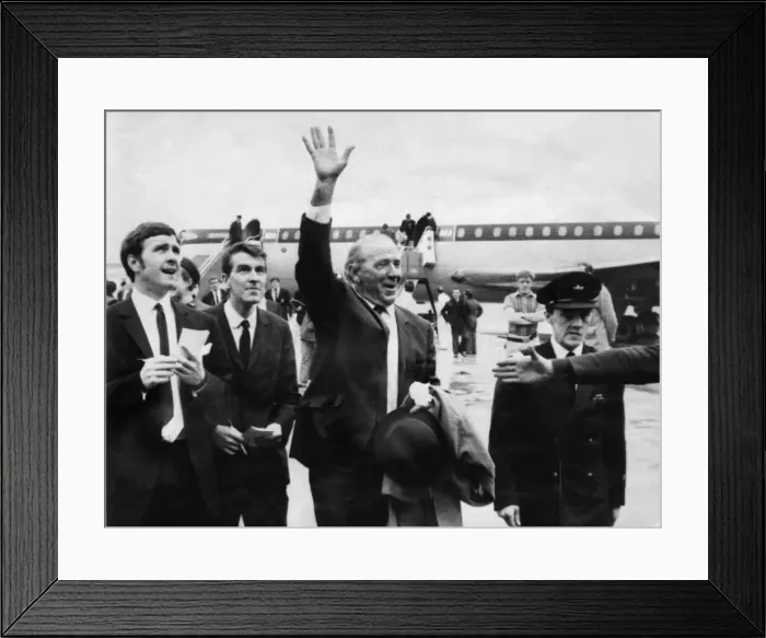 Framed Print : Manchester United manager Matt Busby gives the Old Trafford victory salute as he greets