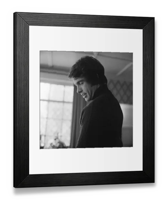 Framed Print : Warren Beatty, American actor, pictured in his London flat in South Audley Street Framed Print : Warren Beatty, American actor, pictured in his London flat in South Audley Street