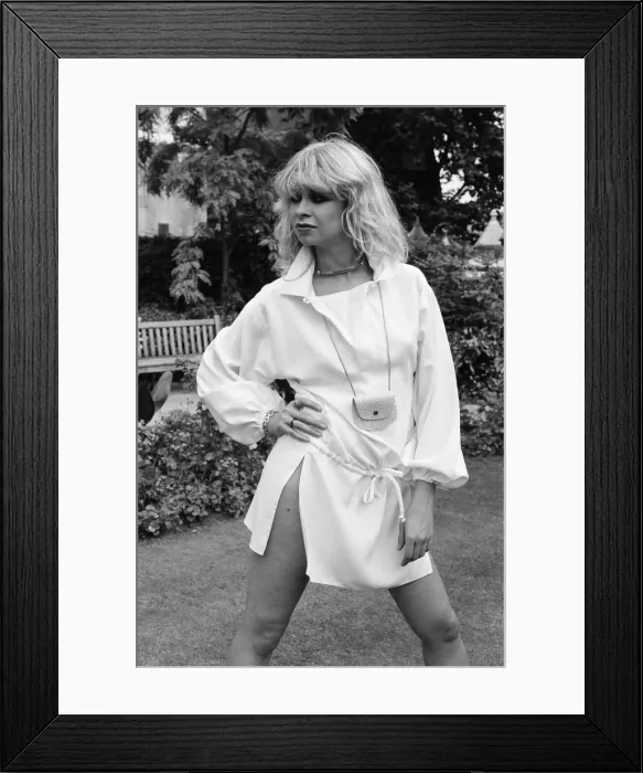 Framed Print : Model wearing 1977 clothing, Sunday Mirror fashion feature, pictured in garden