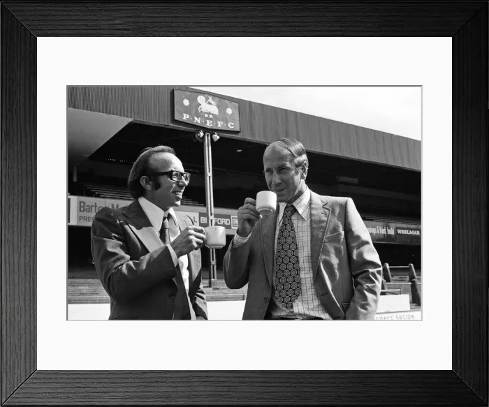 Framed Print : Nobby Stiles signs for Preston North End F. C. he is pictured with manager Bobby Charlton