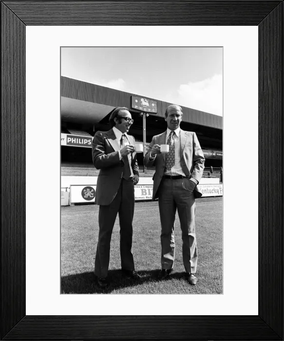Framed Print : Nobby Stiles signs for Preston North End F. C. he is pictured with manager Bobby Charlton
