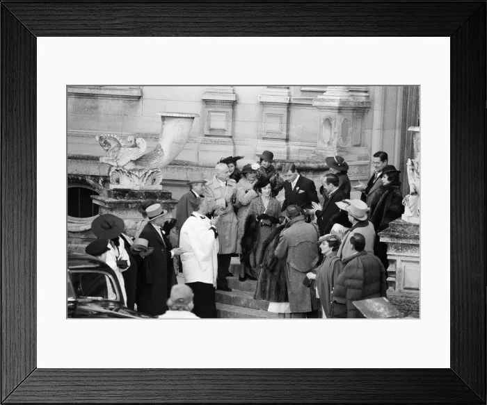 Framed Print : Anthony Andrews as King Edward VIII and Jane Seymour as Wallis Simpson on the set of Framed Print : Anthony Andrews as King Edward VIII and Jane Seymour as Wallis Simpson on the set of