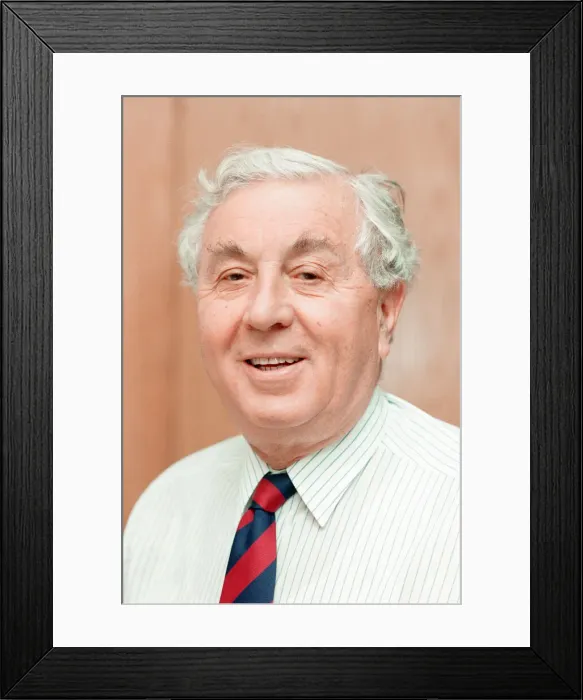 Framed Print : Doug Ellis, Chairman Aston Villa Football Club, news press conference photo-call