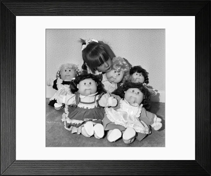 Framed Print : A young girl plays with her Cabbage Patch Dolls. 5th November 1987 Framed Print : A young girl plays with her Cabbage Patch Dolls. 5th November 1987