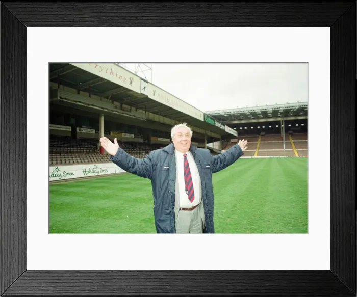 Framed Print : Doug Ellis, Chairman Aston Villa Football Club, news press conference photo-call Framed Print : Doug Ellis, Chairman Aston Villa Football Club, news press conference photo-call