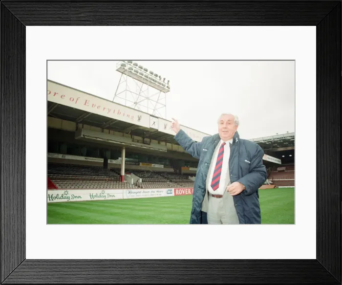 Framed Print : Doug Ellis, Chairman Aston Villa Football Club, news press conference photo-call