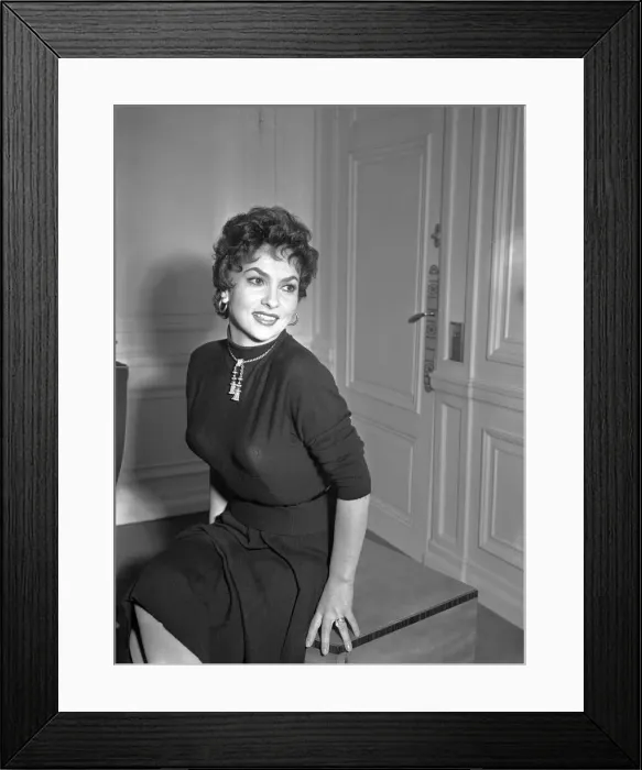 Framed Print : Gina Lollobrigida, Italian actress in London to attend the Royal Film Performance of To Framed Print : Gina Lollobrigida, Italian actress in London to attend the Royal Film Performance of To