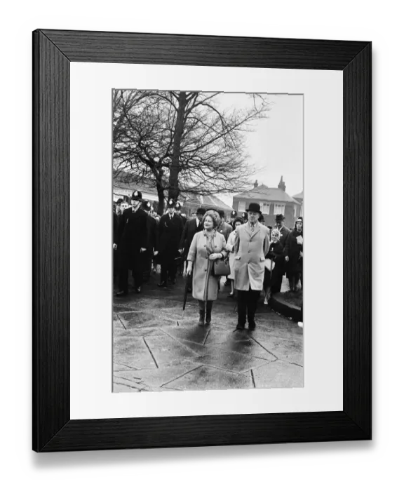 Framed Print : Queen Elizabeth The Queen Mother visits Haydock Park Racecourse in Lancashire, North West Framed Print : Queen Elizabeth The Queen Mother visits Haydock Park Racecourse in Lancashire, North West