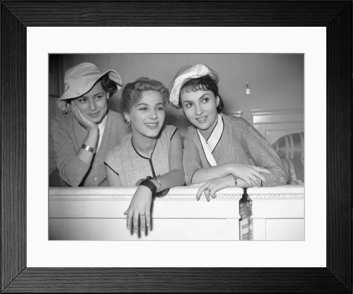 Framed Print : Italian Actresses in the UK to attend the 1952 Italian Film Festival Framed Print : Italian Actresses in the UK to attend the 1952 Italian Film Festival