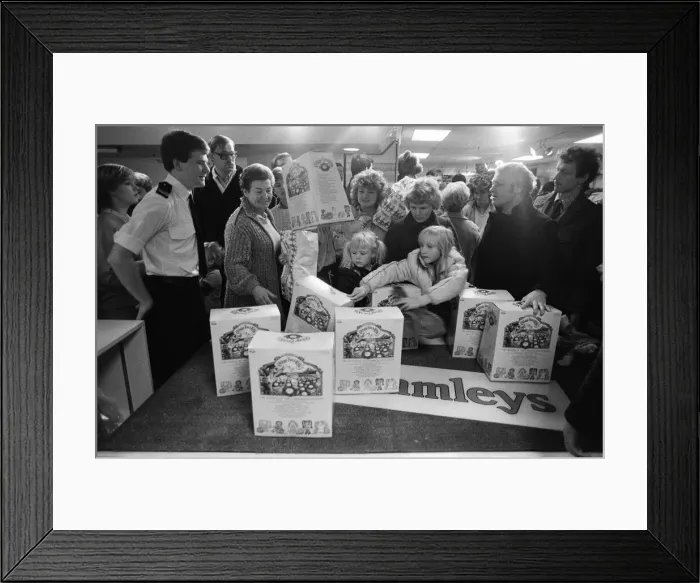 Framed Print : Shoppers buying Cabbage Patch Dolls at Hamleys, London toy store. 3rd December 1983