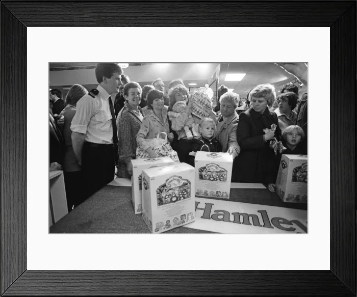 Framed Print : Shoppers buying Cabbage Patch Dolls at Hamleys, London toy store. 3rd December 1983