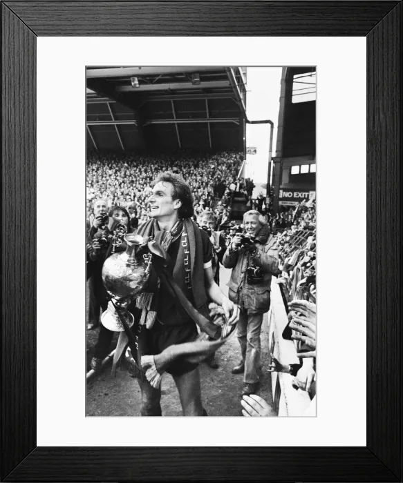 Framed Print : Liverpool Football team celebrate winning the League title after defeating Aston Villa Framed Print : Liverpool Football team celebrate winning the League title after defeating Aston Villa