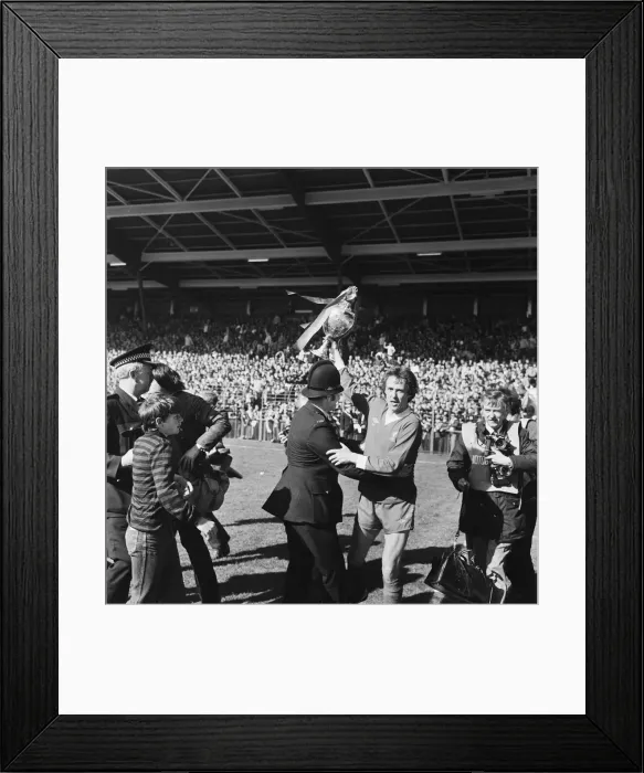 Framed Print : Liverpool Football team celebrate winning the League title after defeating Aston Villa Framed Print : Liverpool Football team celebrate winning the League title after defeating Aston Villa