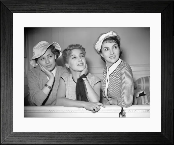 Framed Print : Italian Actresses in the UK to attend the 1952 Italian Film Festival Framed Print : Italian Actresses in the UK to attend the 1952 Italian Film Festival