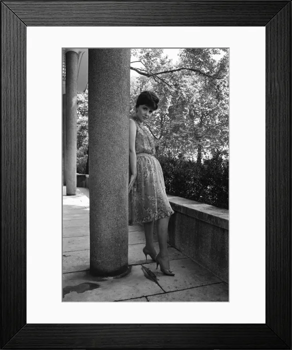 Framed Print : Gina Lollobrigida, italian actress, poses for pictures on London Embankment