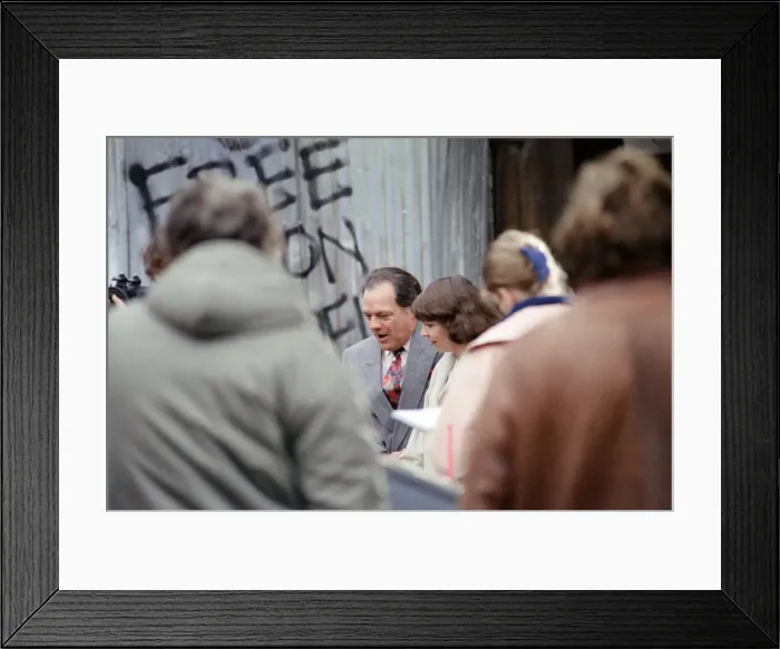 Framed Print : The cast of Only Fools and Horses'television series on set filming a Framed Print : The cast of Only Fools and Horses'television series on set filming a