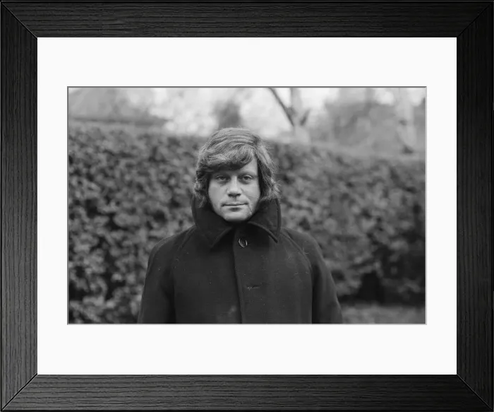 Framed Print : Oliver Reed wearing his wig at his home in Wimbledon, South West, London Framed Print : Oliver Reed wearing his wig at his home in Wimbledon, South West, London