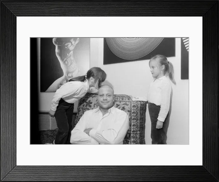 Framed Print : Oliver Reed not wearing his wig at his home in Wimbledon, South West, London Framed Print : Oliver Reed not wearing his wig at his home in Wimbledon, South West, London