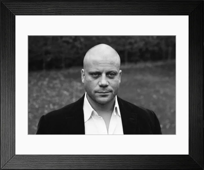 Framed Print : Oliver Reed wearing his wig at his home in Wimbledon, South West, London Framed Print : Oliver Reed wearing his wig at his home in Wimbledon, South West, London